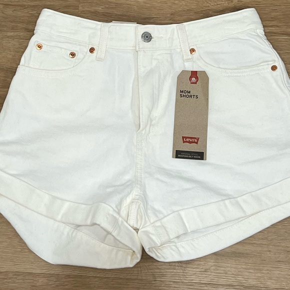 NWT Levi’s High Rise Mom Short - Picture 2 of 5